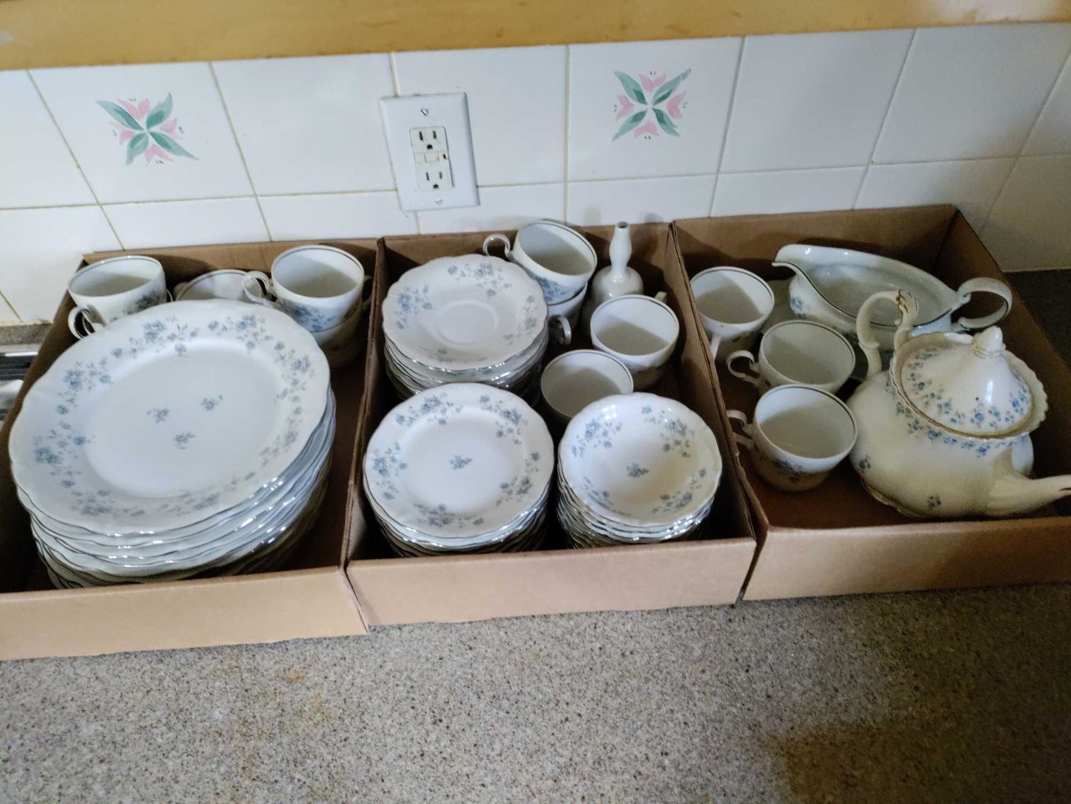 Image for Dussel Drive, Maumee - Furniture, Kitchenware, Cast Iron, Sewing Machine, Tools, Home Decor (Dussel)