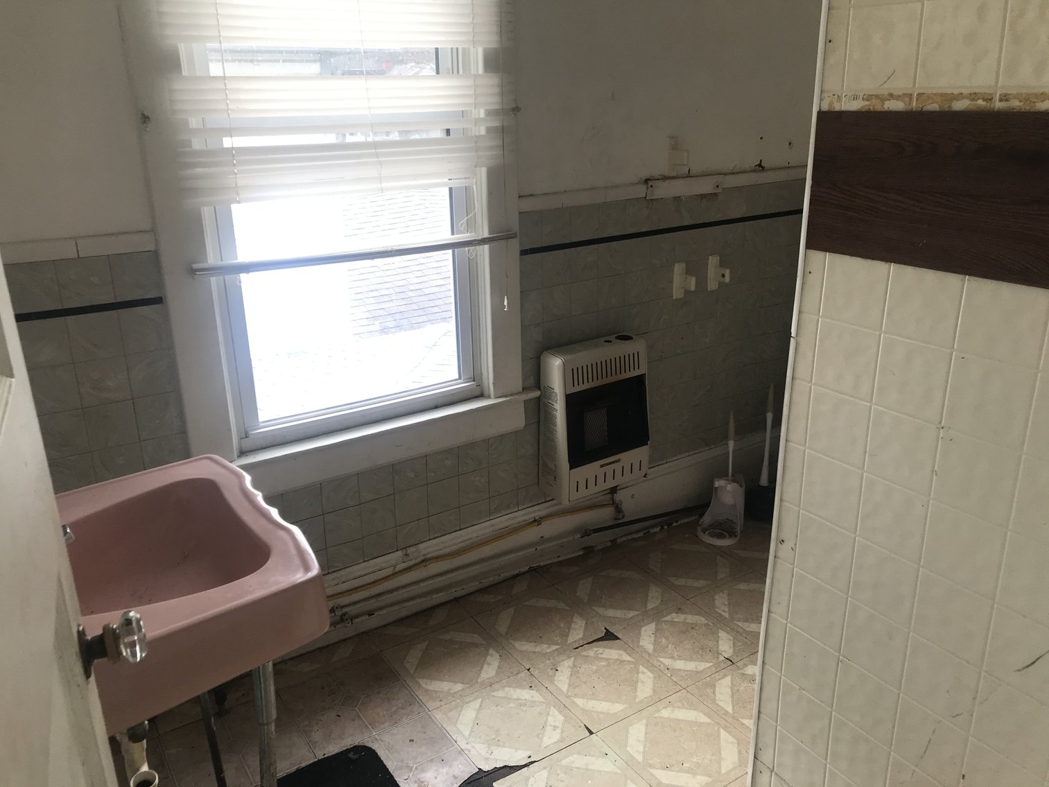 Image for SOLD $38,500 - 4 Bedroom in Huntington Selling to the Highest Bidder