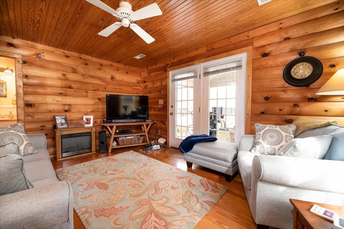 Image for Auction: Home on 9.5 Acres + Personal Property