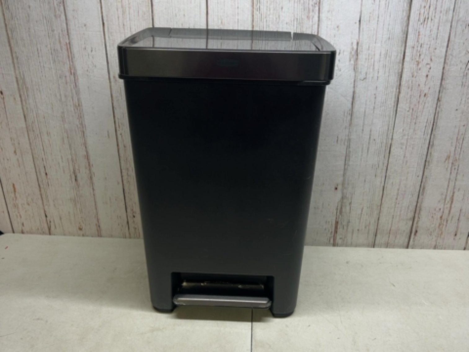 Rubbermaid 24” trash can with foot pedal 