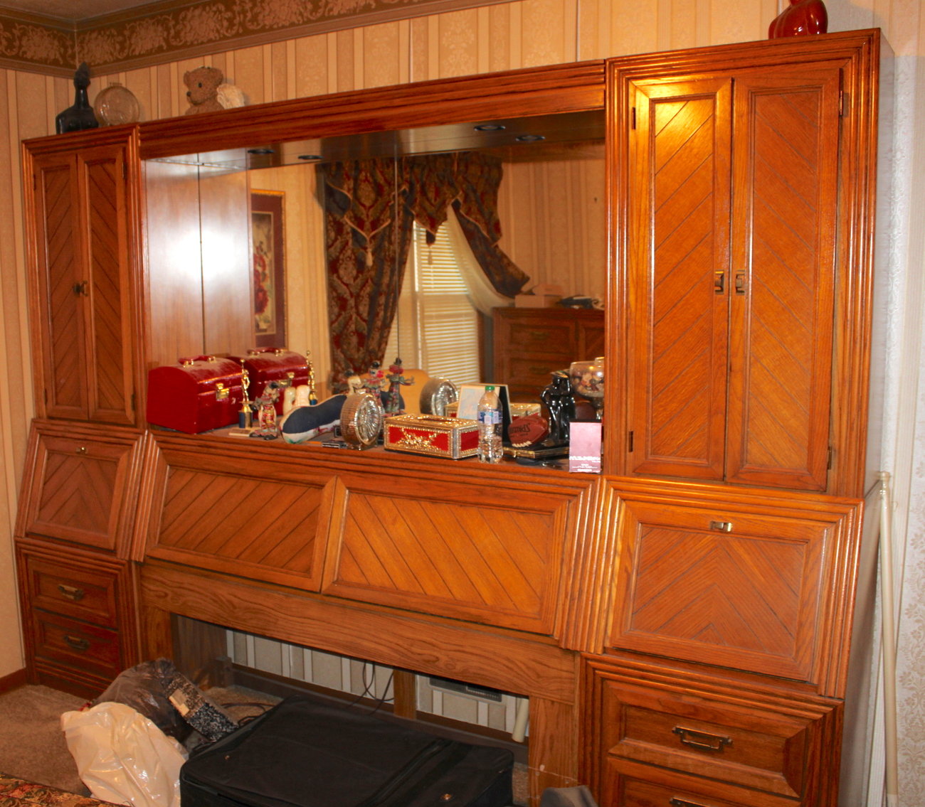 Image for VINTAGE TIME CAPSULE LIVING ESTATE AUCTION