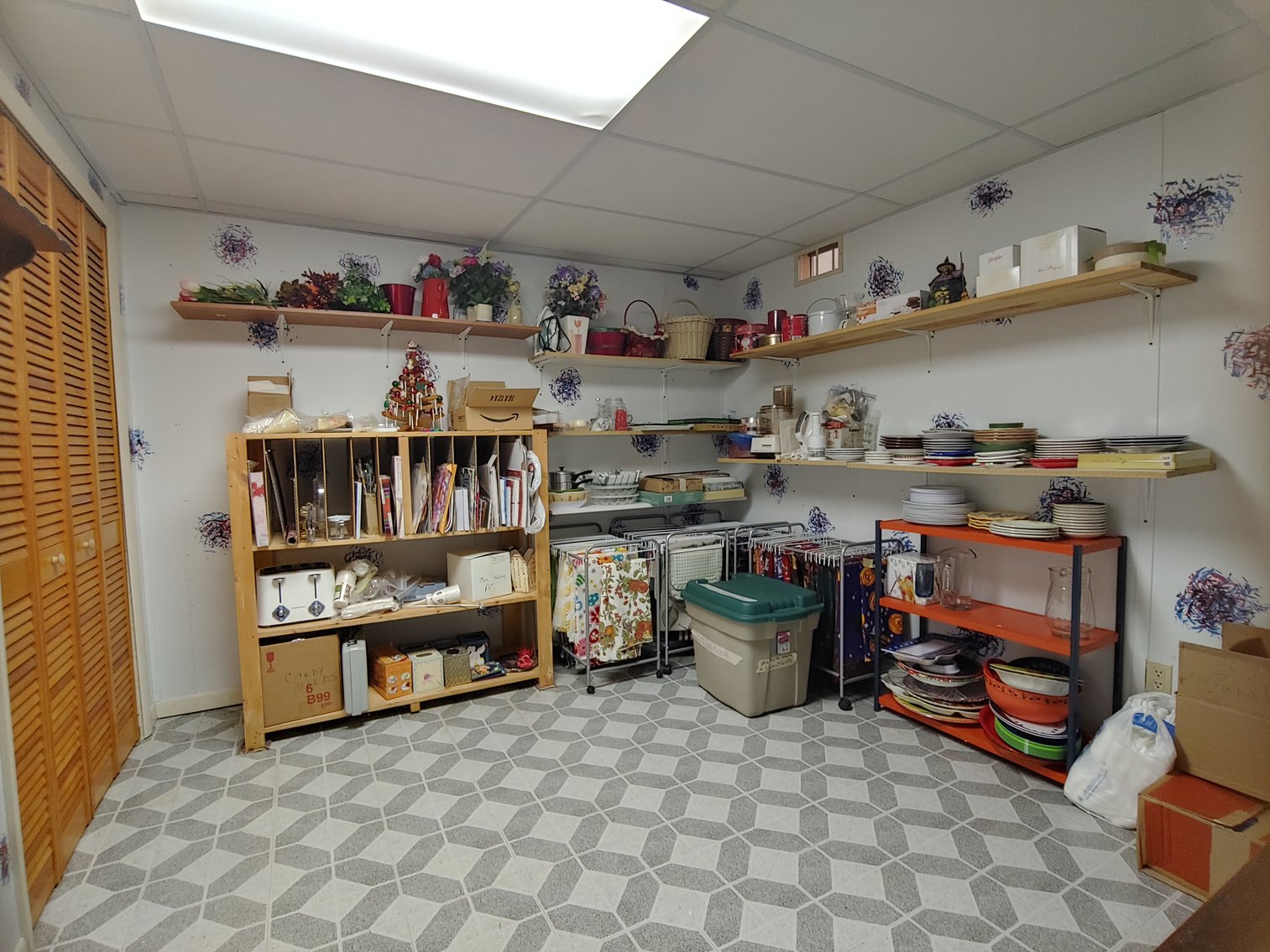 Image for 3 BR, 2.5 BA BRICK FRONT RANCHER W/ ATT. 2 CAR GARAGE 0.94 AC END OF COURT LOCATION IN PRIESTFORD ESTATES COLLECTIBLES, CHINA, FURNITURE, COSTUME JEWELRY & HOUSEHOLD ITEMS