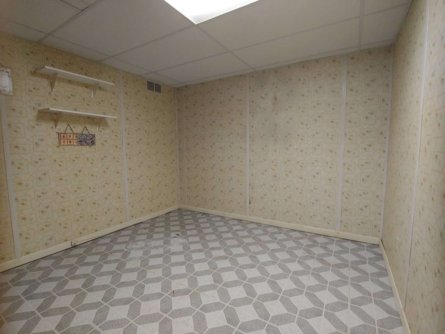 Image for 3 BR, 2.5 BA BRICK FRONT RANCHER W/ ATT. 2 CAR GARAGE 0.94 AC END OF COURT LOCATION IN PRIESTFORD ESTATES COLLECTIBLES, CHINA, FURNITURE, COSTUME JEWELRY & HOUSEHOLD ITEMS