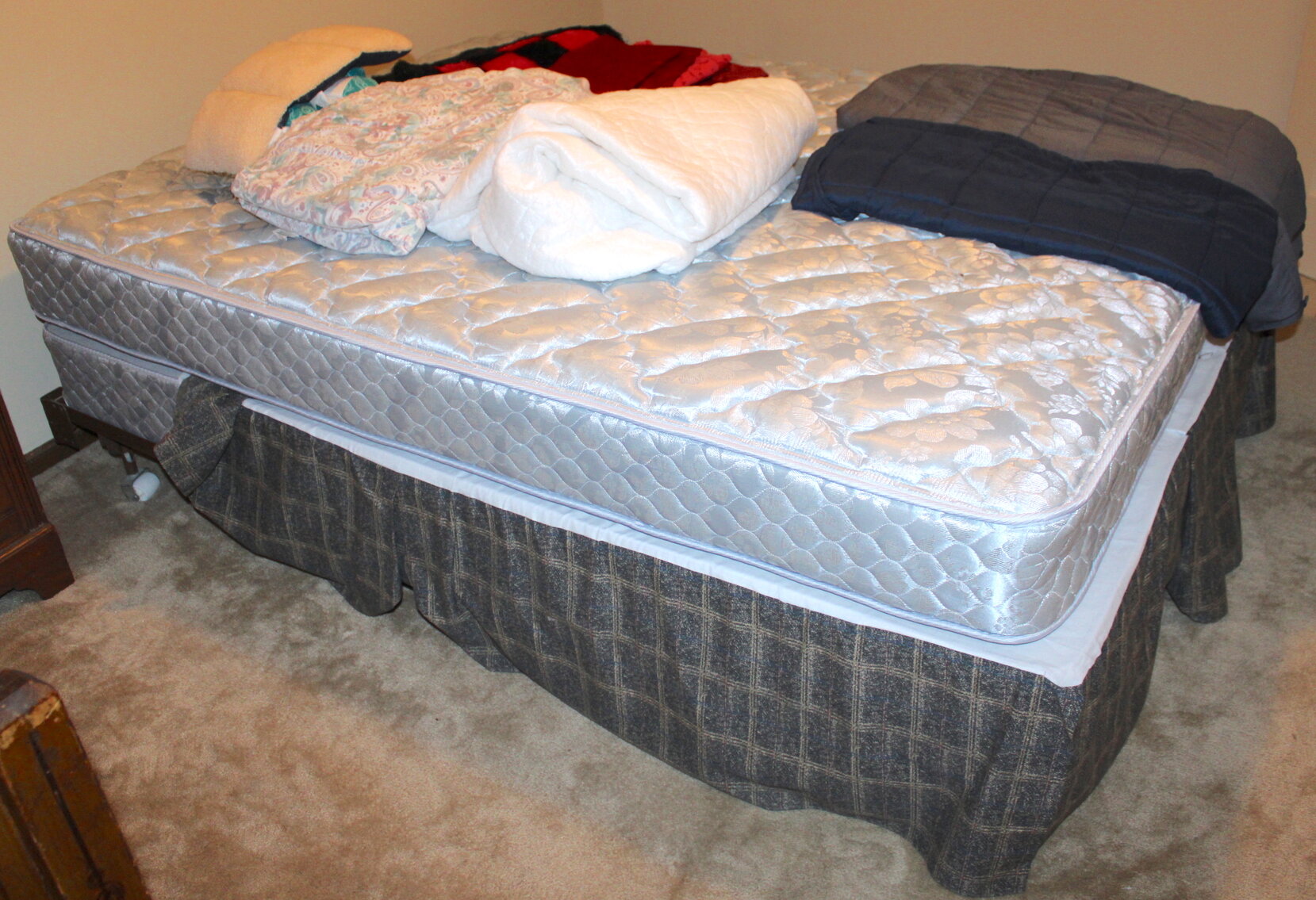 Image for LIVING ESTATE AUCTION