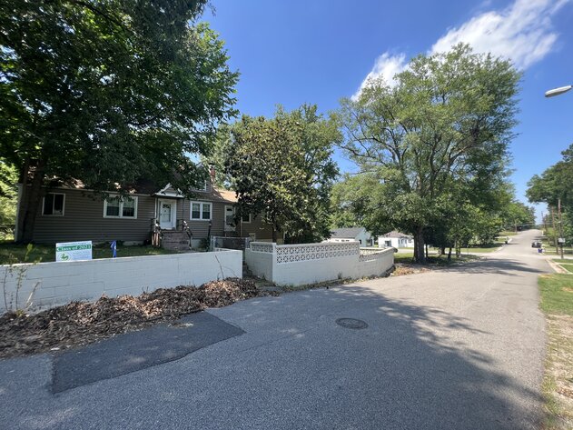 Image for Investment Opportunity.  Huge 5 Bedroom , 4 Bath  2434 Sq. Duplex with a 1481 Sq.  Unfinished Basement/ 2 car Garage