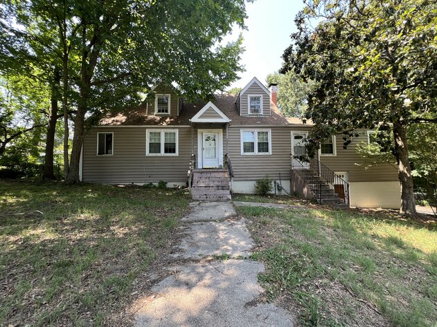 Image for Investment Opportunity.  Huge 5 Bedroom , 4 Bath  2434 Sq. Duplex with a 1481 Sq.  Unfinished Basement/ 2 car Garage