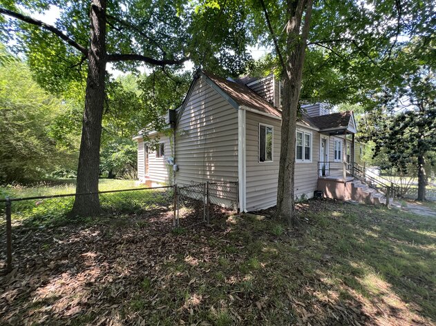 Image for Investment Opportunity.  Huge 5 Bedroom , 4 Bath  2434 Sq. Duplex with a 1481 Sq.  Unfinished Basement/ 2 car Garage