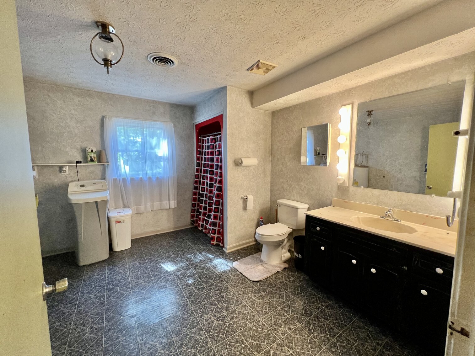 Image for 77 Deepwood Estate Auction