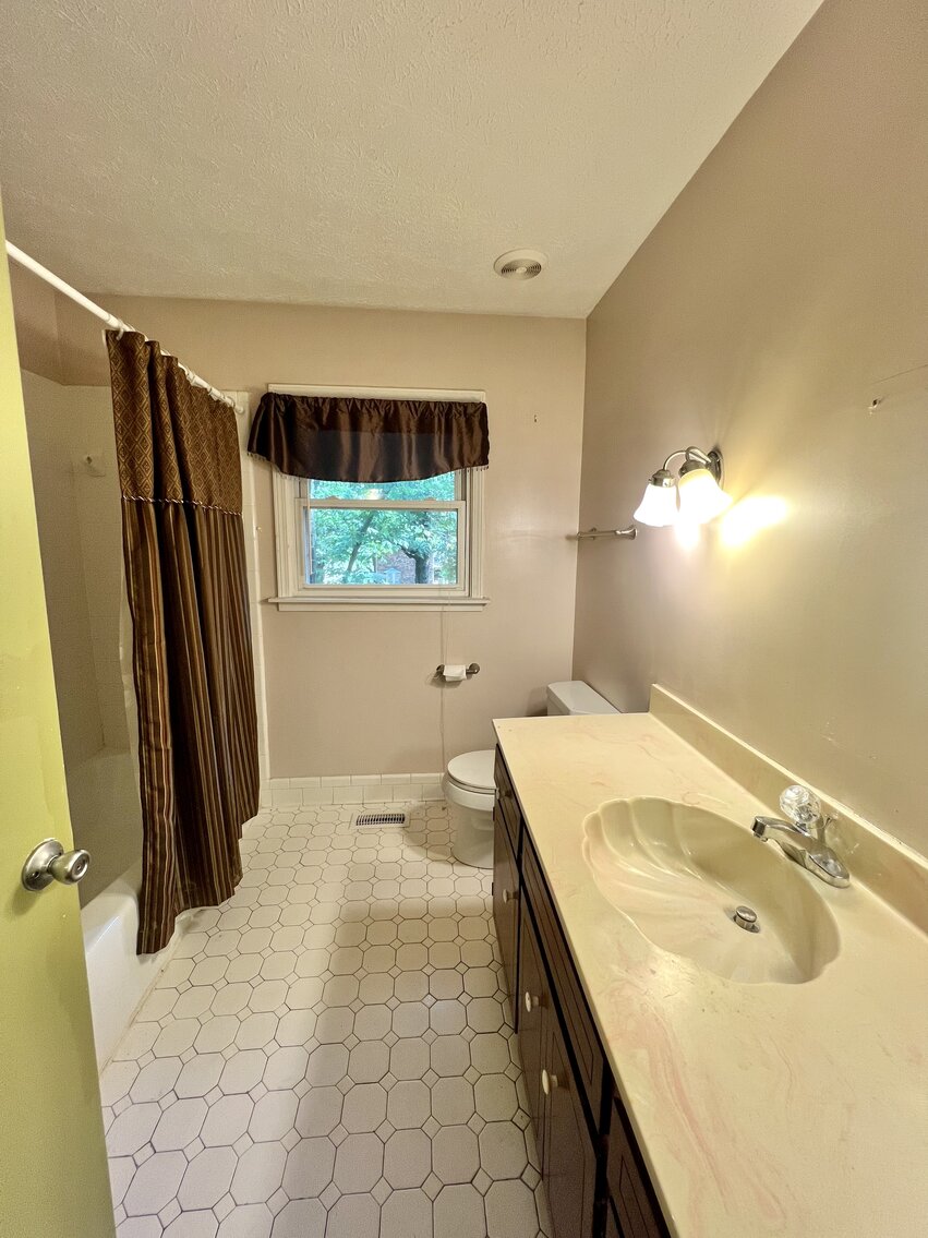 Image for 77 Deepwood Estate Auction