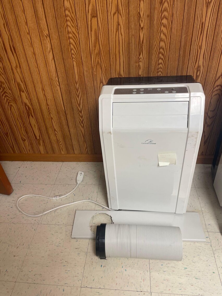 Image for 2006 Jeep Commander, Office / School Equipment and Furniture, Electronics, and Home Decor (Secor)