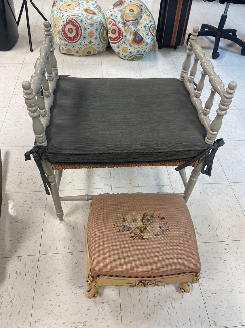 Image for 2006 Jeep Commander, Office / School Equipment and Furniture, Electronics, and Home Decor (Secor)