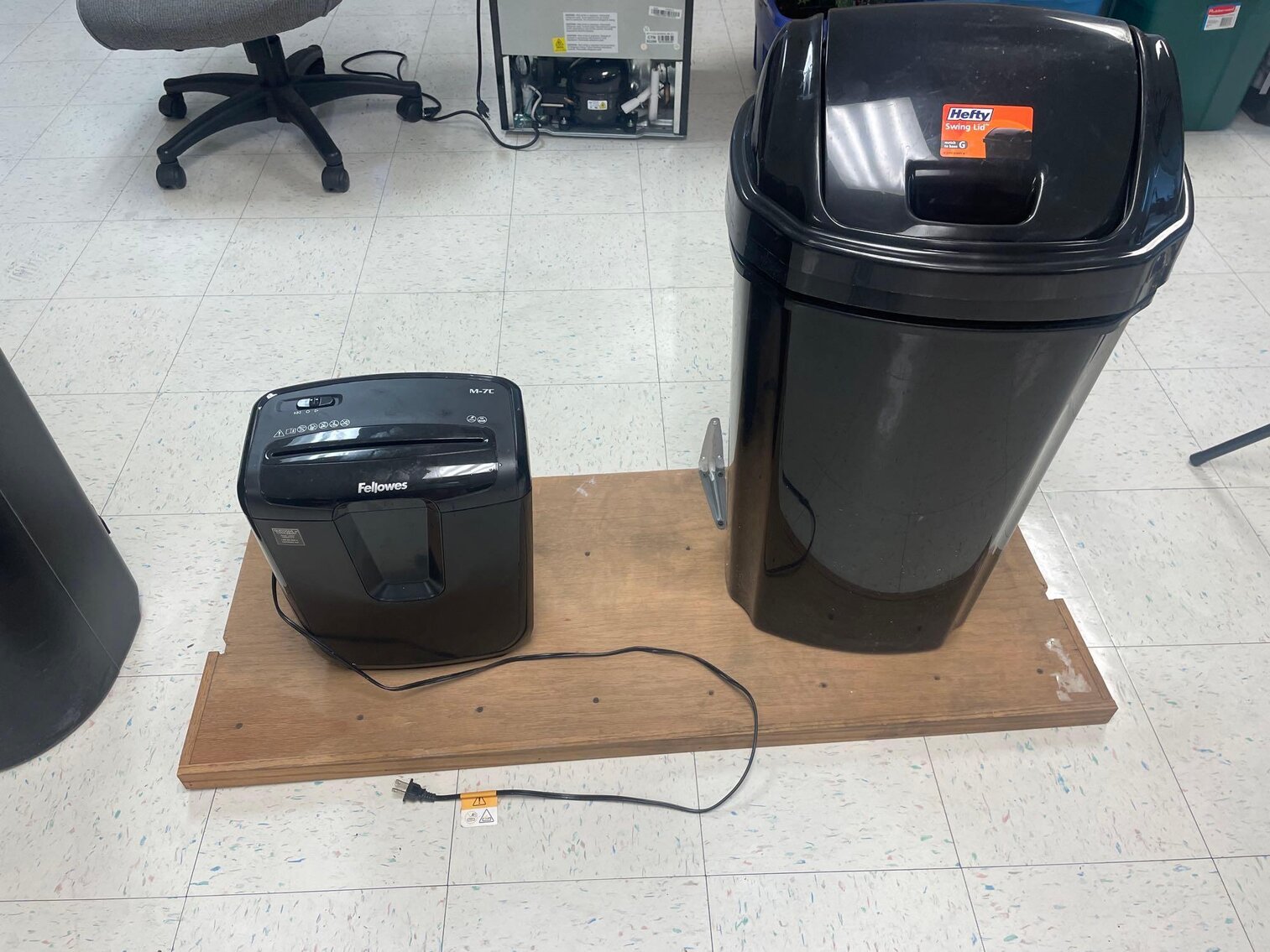 Image for 2006 Jeep Commander, Office / School Equipment and Furniture, Electronics, and Home Decor (Secor)