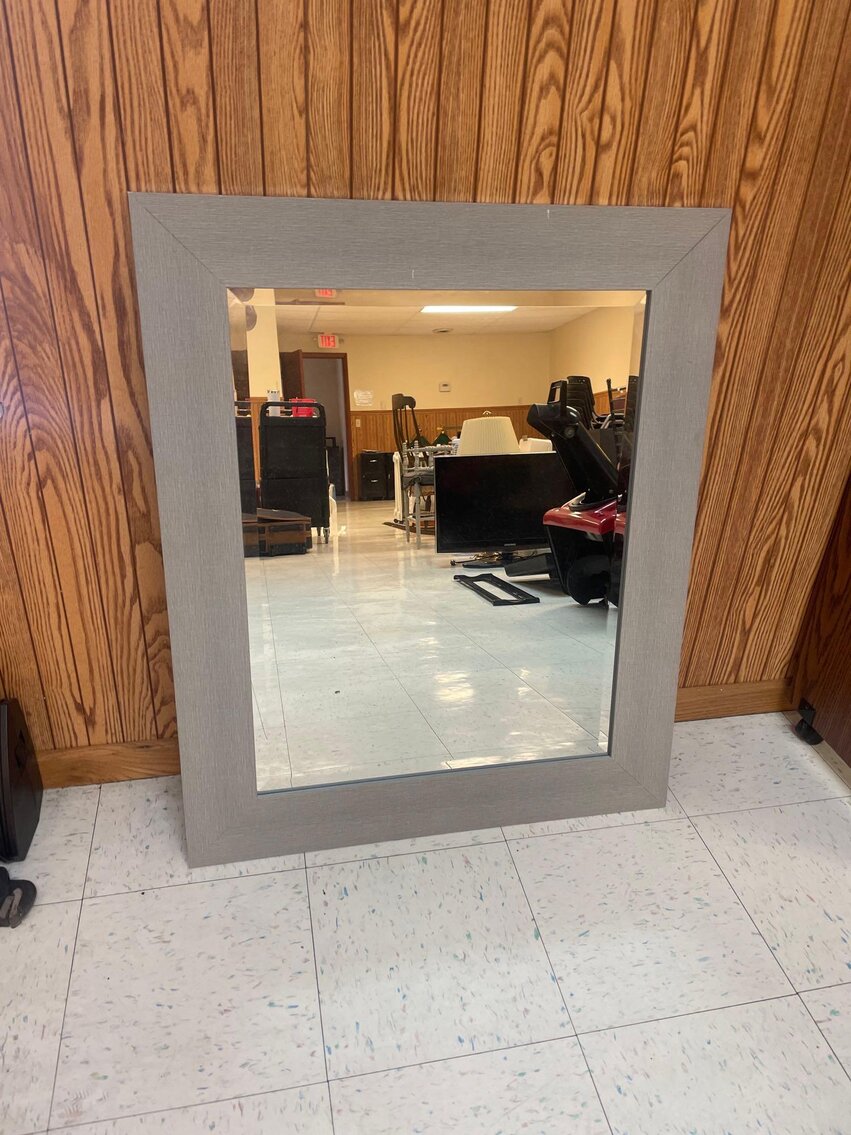 Image for 2006 Jeep Commander, Office / School Equipment and Furniture, Electronics, and Home Decor (Secor)