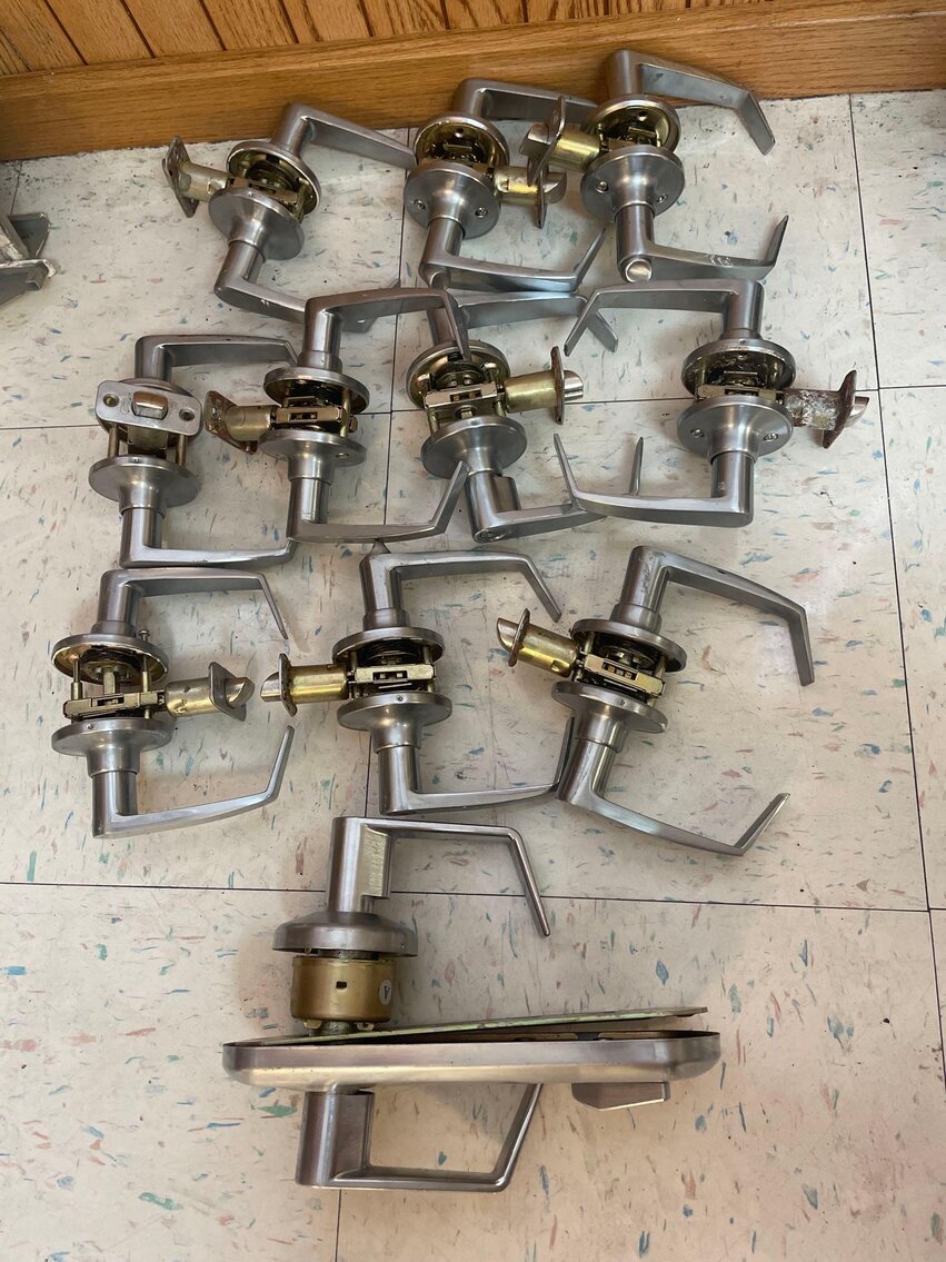 Image for 2006 Jeep Commander, Office / School Equipment and Furniture, Electronics, and Home Decor (Secor)