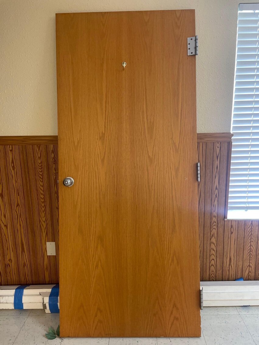 Image for 2006 Jeep Commander, Office / School Equipment and Furniture, Electronics, and Home Decor (Secor)