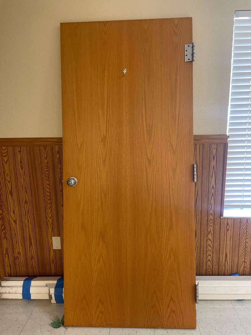 Image for 2006 Jeep Commander, Office / School Equipment and Furniture, Electronics, and Home Decor (Secor)