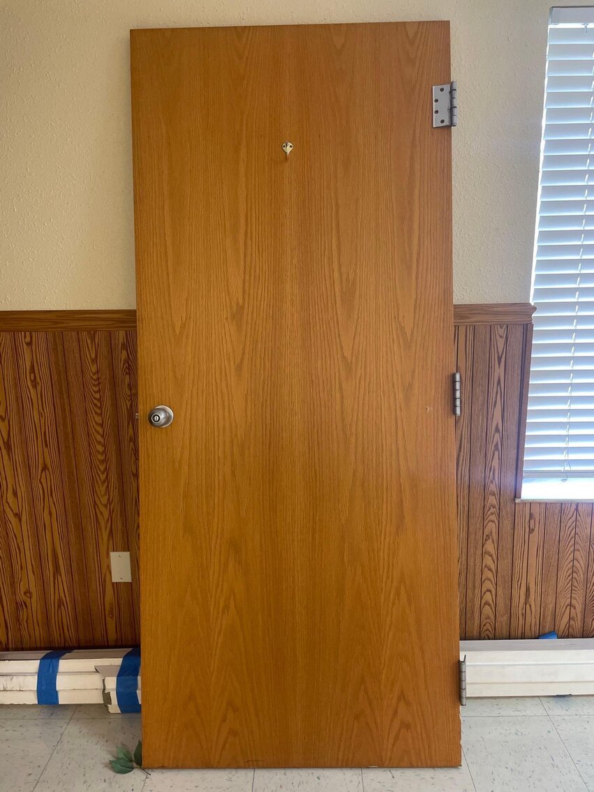 Image for 2006 Jeep Commander, Office / School Equipment and Furniture, Electronics, and Home Decor (Secor)