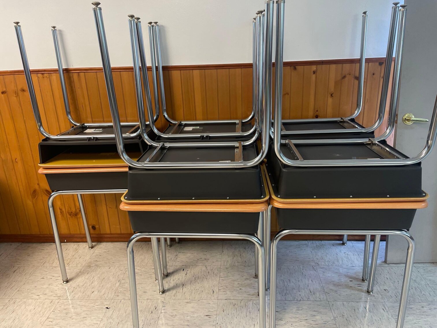 Image for 2006 Jeep Commander, Office / School Equipment and Furniture, Electronics, and Home Decor (Secor)