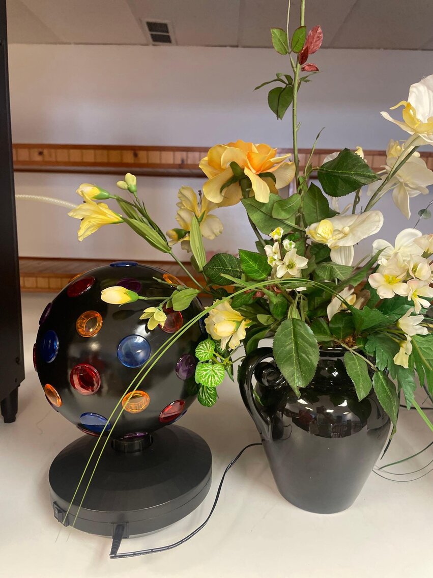 Image for 2006 Jeep Commander, Office / School Equipment and Furniture, Electronics, and Home Decor (Secor)