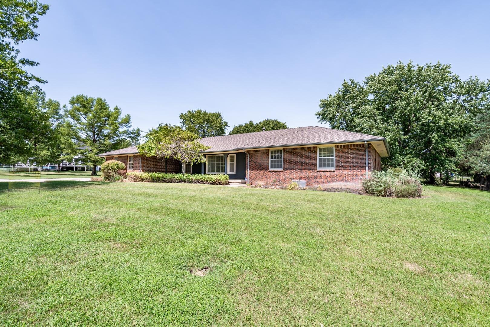 14408 E Willowbend Cir, Wichita, KS: ONLINE ONLY REAL ESTATE AUCTION photo 1