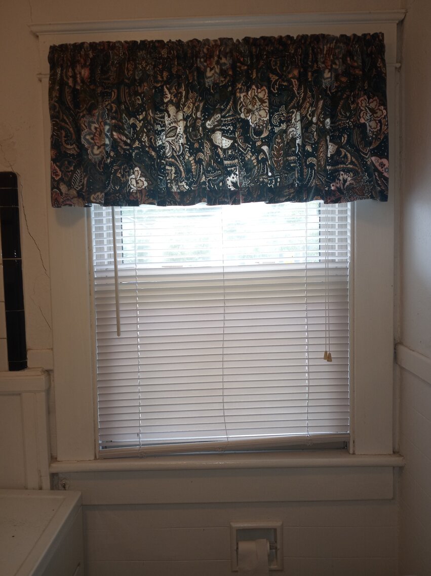 Image for Commercial Investment Opportunity. Former Nail and Hair Salon