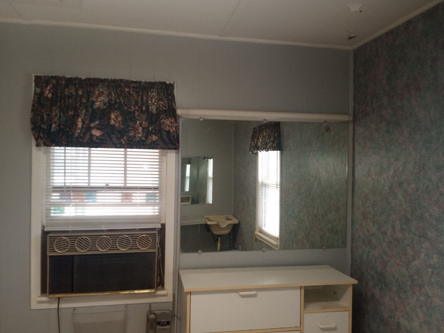 Image for Commercial Investment Opportunity. Former Nail and Hair Salon