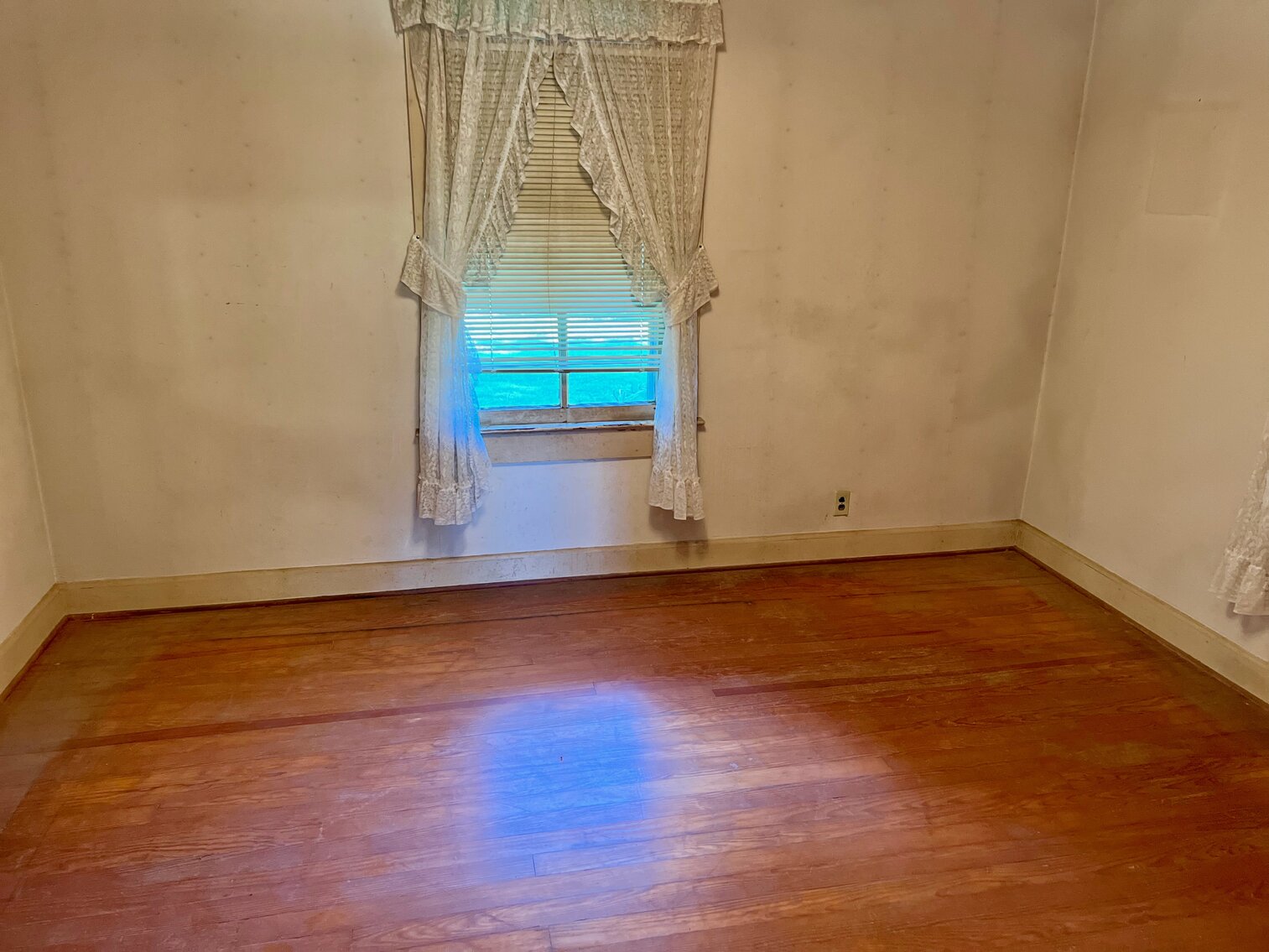 Image for 2 BR/1 BA Home on 3 Lots Only Blocks From The Potomac River--SELLS to the HIGHEST BIDDER via ONLINE ONLY BIDDING!!