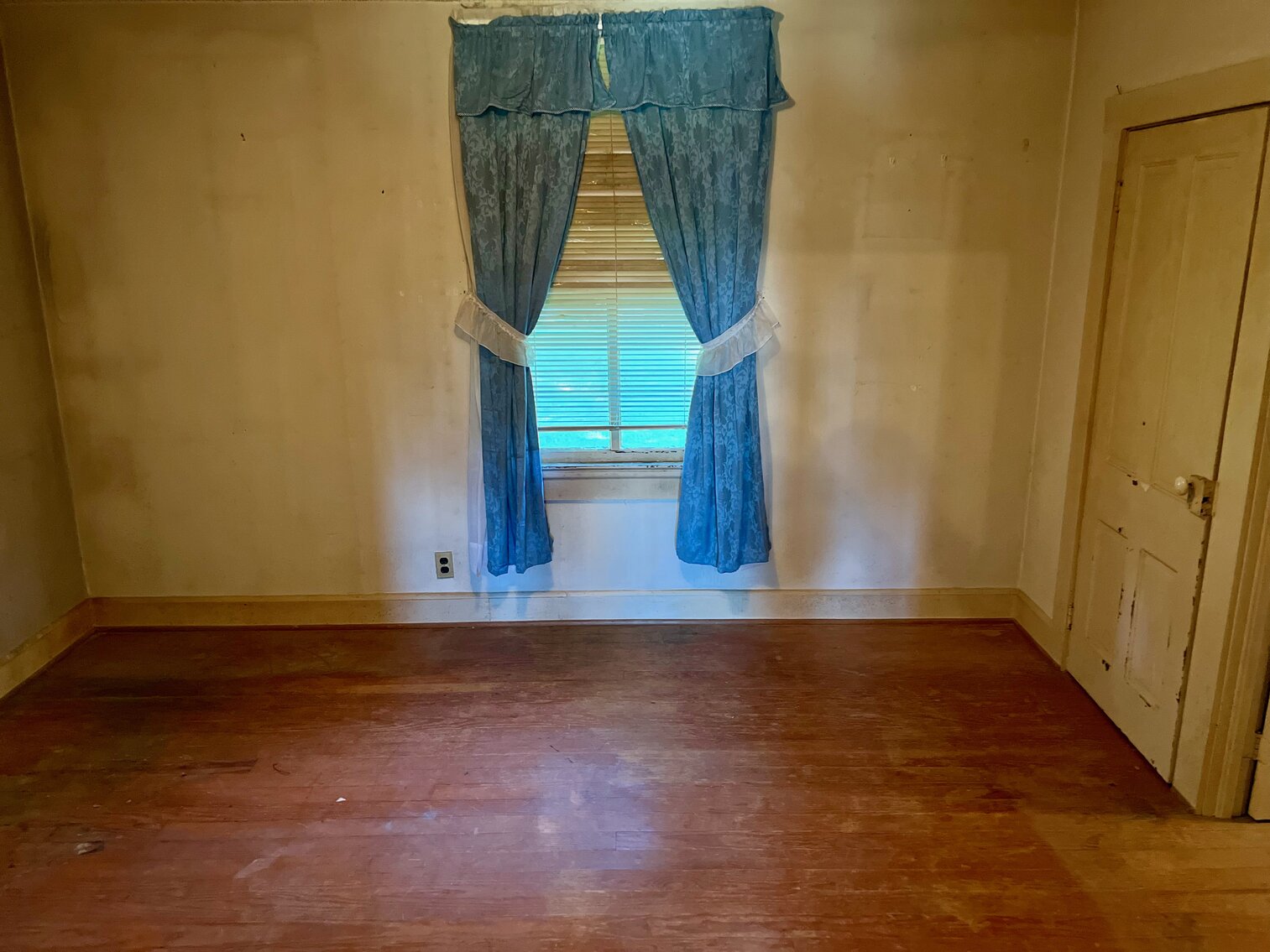 Image for 2 BR/1 BA Home on 3 Lots Only Blocks From The Potomac River--SELLS to the HIGHEST BIDDER via ONLINE ONLY BIDDING!!