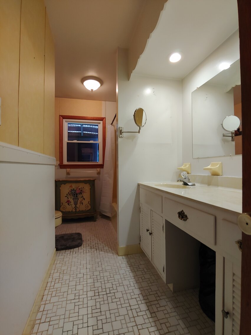 Image for 3 BR BRICK & VINYL SIDED SPLIT LEVEL HOME ON 0.57+/- AC W/ 18’ X 40’ INGROUND POOL; SALTWATER & FRESHWATER FISHING GEAR, 80+ HEAVY DUTY RODS & REELS, COLLECTIBLES, MEMORABILIA, FURNITURE & HOUSEHOLD ITEMS