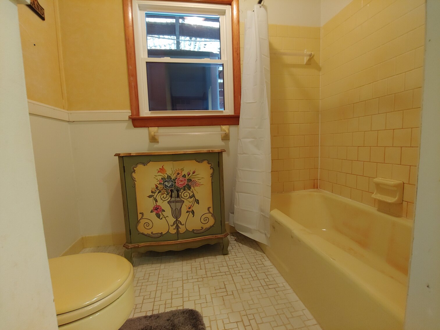 Image for 3 BR BRICK & VINYL SIDED SPLIT LEVEL HOME ON 0.57+/- AC W/ 18’ X 40’ INGROUND POOL; SALTWATER & FRESHWATER FISHING GEAR, 80+ HEAVY DUTY RODS & REELS, COLLECTIBLES, MEMORABILIA, FURNITURE & HOUSEHOLD ITEMS