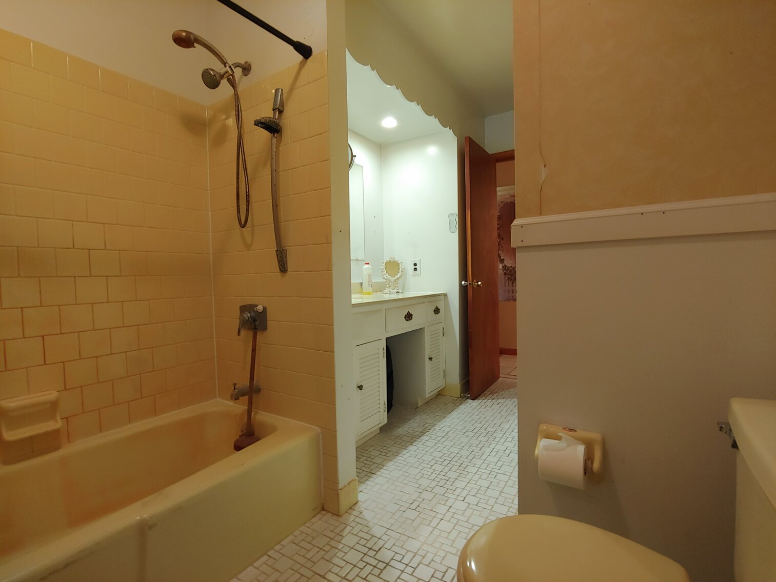 Image for 3 BR BRICK & VINYL SIDED SPLIT LEVEL HOME ON 0.57+/- AC W/ 18’ X 40’ INGROUND POOL; SALTWATER & FRESHWATER FISHING GEAR, 80+ HEAVY DUTY RODS & REELS, COLLECTIBLES, MEMORABILIA, FURNITURE & HOUSEHOLD ITEMS