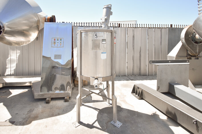 Image for MJK1153 122 Gallon Mixing Tank With Agitator