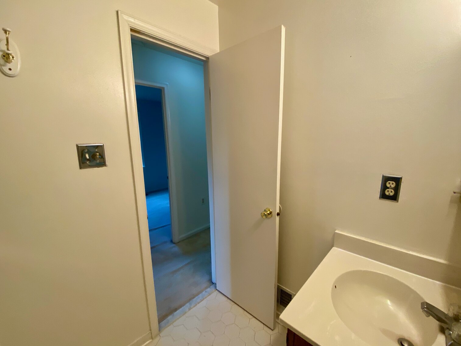 Image for 3 BR/2.5 BA End Unit Townhome Minutes from I-95, 395 & 495 in Fairfax County, VA--SELLING to the HIGHEST BIDDER via ONLINE ONLY BIDDING!!