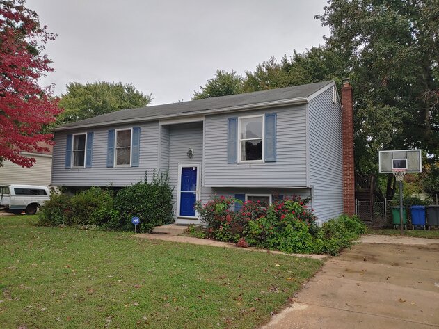 4 BR, 2 BA VINYL-SIDED SPLIT-LEVEL HOME
