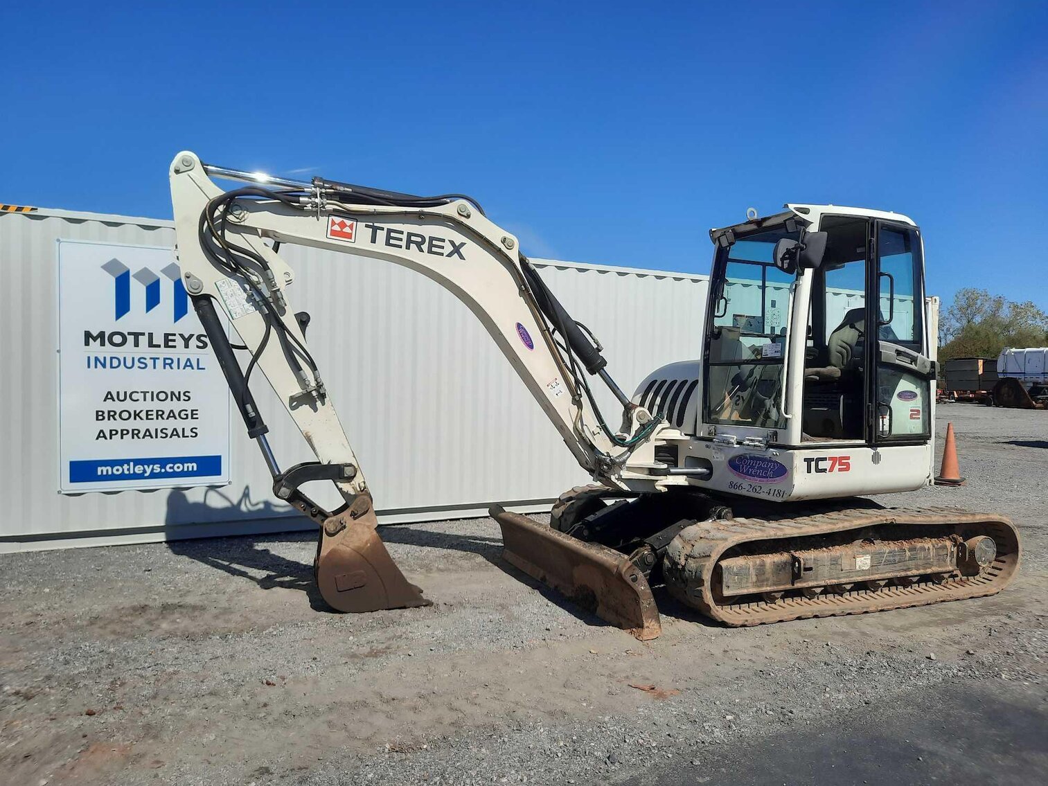 LAST CALL! Heavy Construction Equipment & Truck Auction Road Tractors