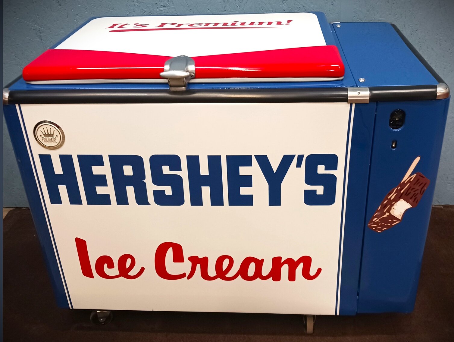HERSHEY'S THEMED FRIDGIDAIRE CHEST COOLER
