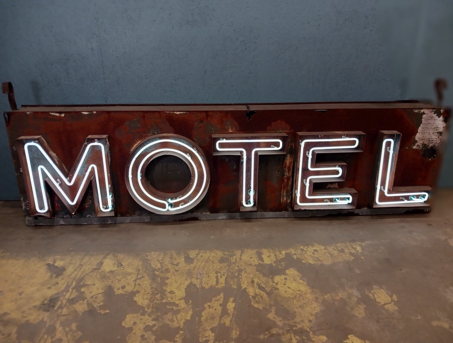 MOTEL NEON SIGN 