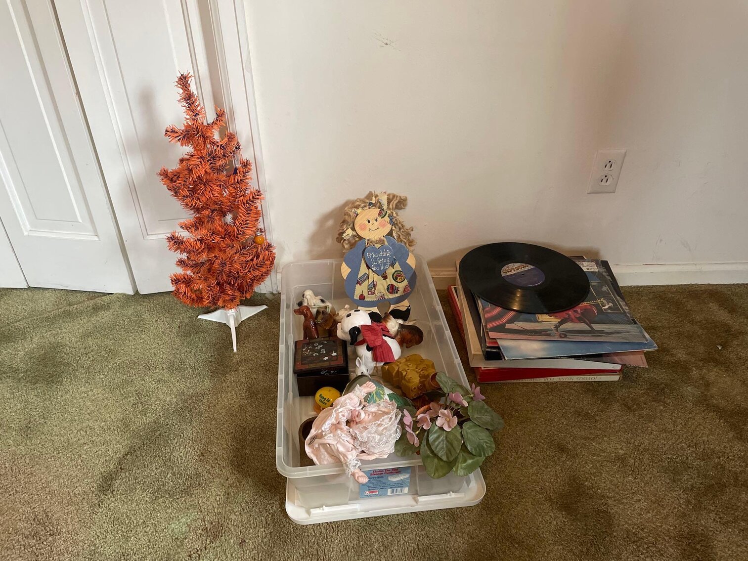 Image for Tools, Antiques, Glassware, Costume and Gold Jewelry, Collectibles, and Furnishings (S Holland Sylvania)