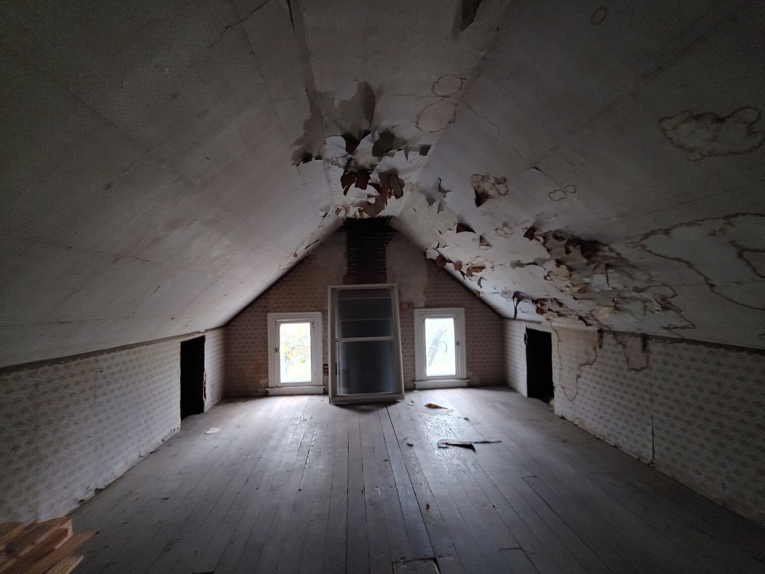 Image for 4 BR, 1.5 BA, 2½-STORY COLONIAL HOME  & 2BR, 2-STORY CARRIAGE HOUSE ON 2.4+/- ACRE LOT