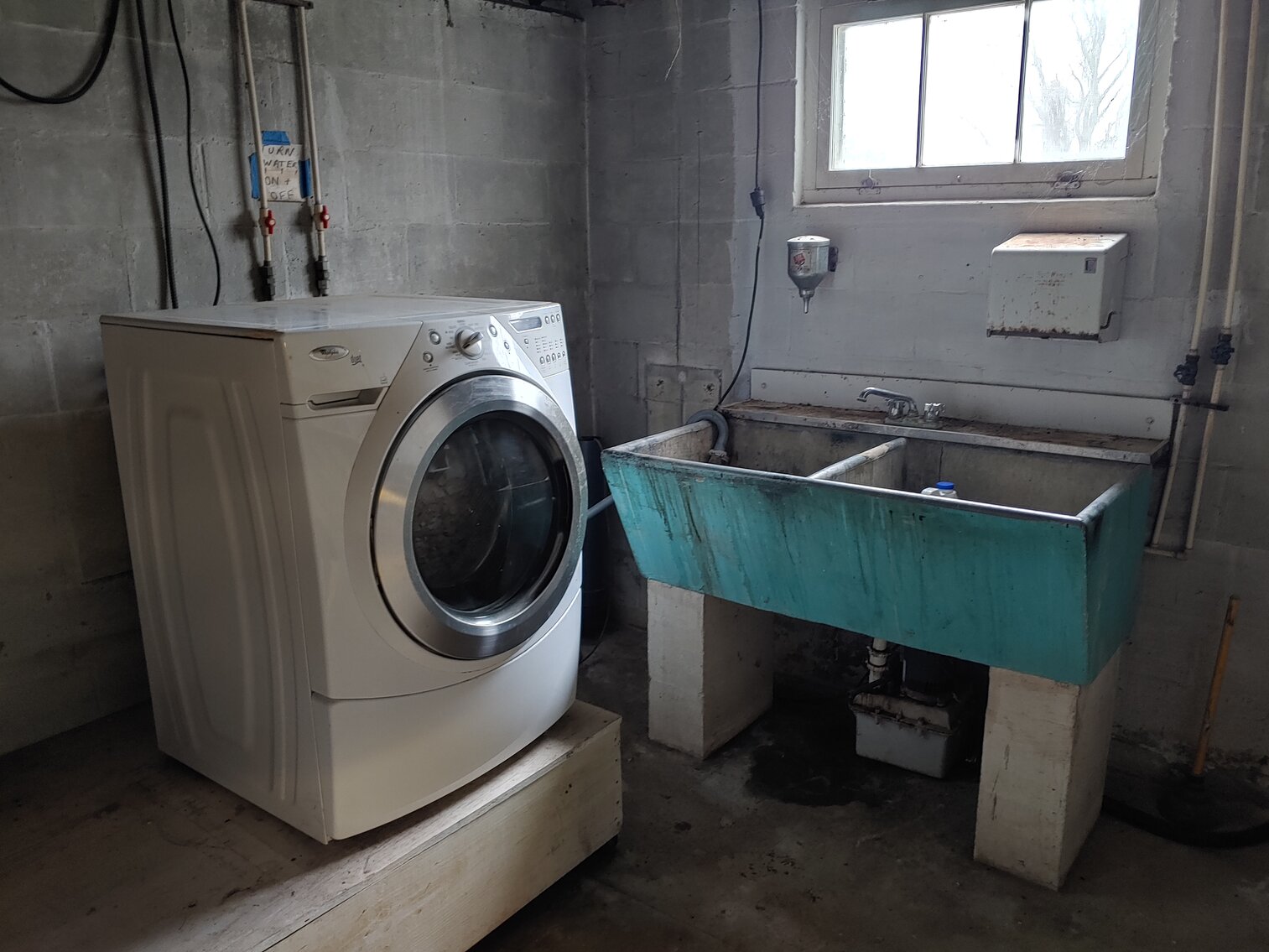 Image for 4 BR, 1.5 BA, 2½-STORY COLONIAL HOME  & 2BR, 2-STORY CARRIAGE HOUSE ON 2.4+/- ACRE LOT