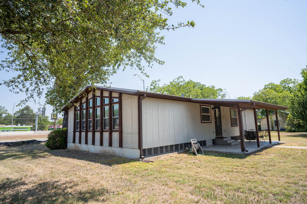 Image for Commercial Listing: 901, 905 and 907 College Street, Bastrop, TX 78602