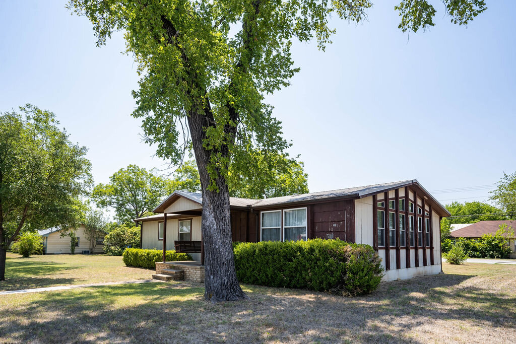 Image for Commercial Listing: 901, 905 and 907 College Street, Bastrop, TX 78602