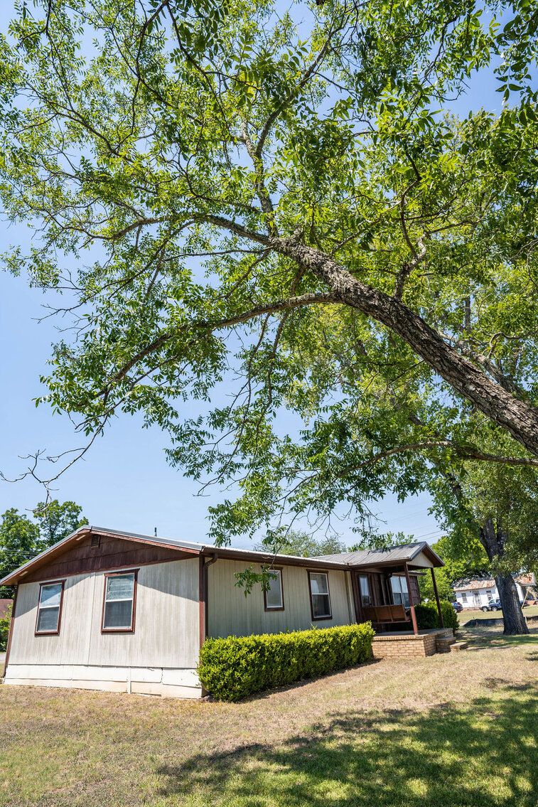 Image for Commercial Listing: 901, 905 and 907 College Street, Bastrop, TX 78602