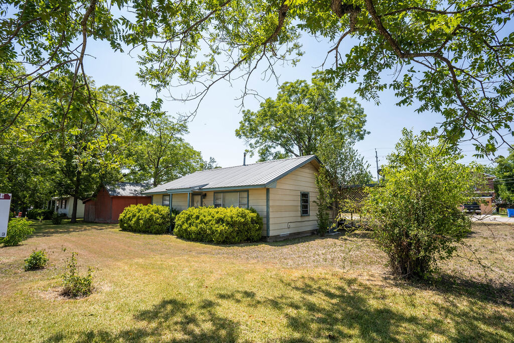 Image for Commercial Listing: 901, 905 and 907 College Street, Bastrop, TX 78602