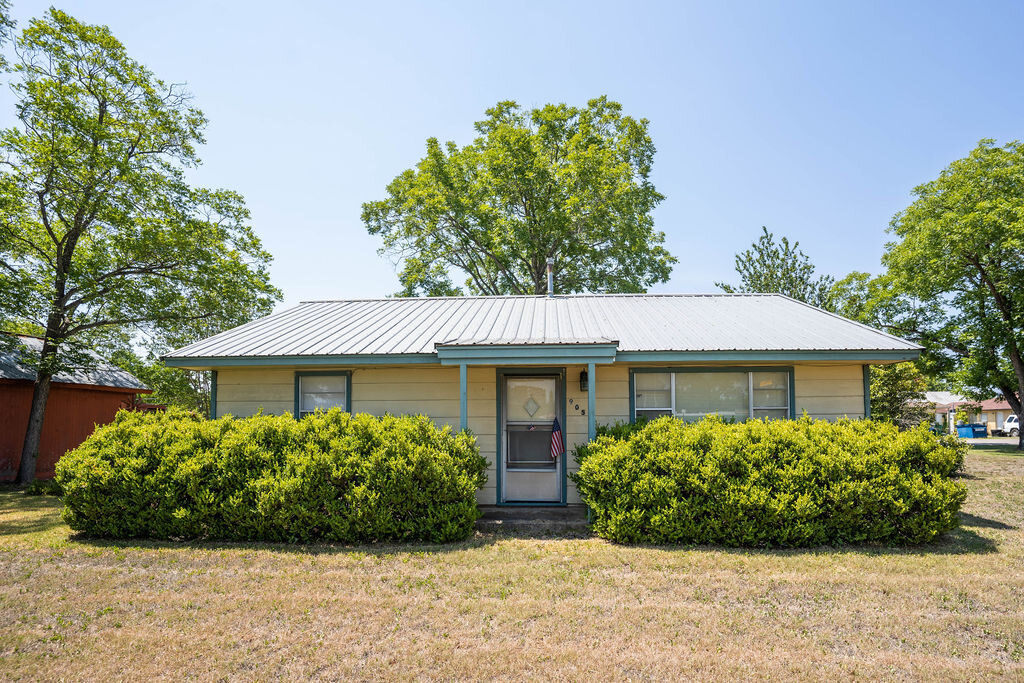 Image for Commercial Listing: 901, 905 and 907 College Street, Bastrop, TX 78602