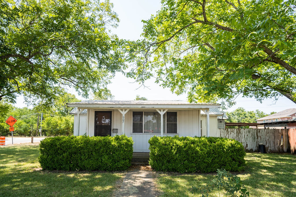 Image for Commercial Listing: 901, 905 and 907 College Street, Bastrop, TX 78602