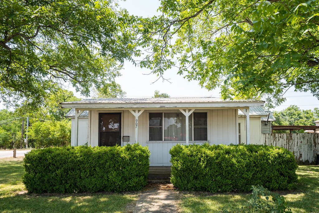 Image for Commercial Listing: 901, 905 and 907 College Street, Bastrop, TX 78602