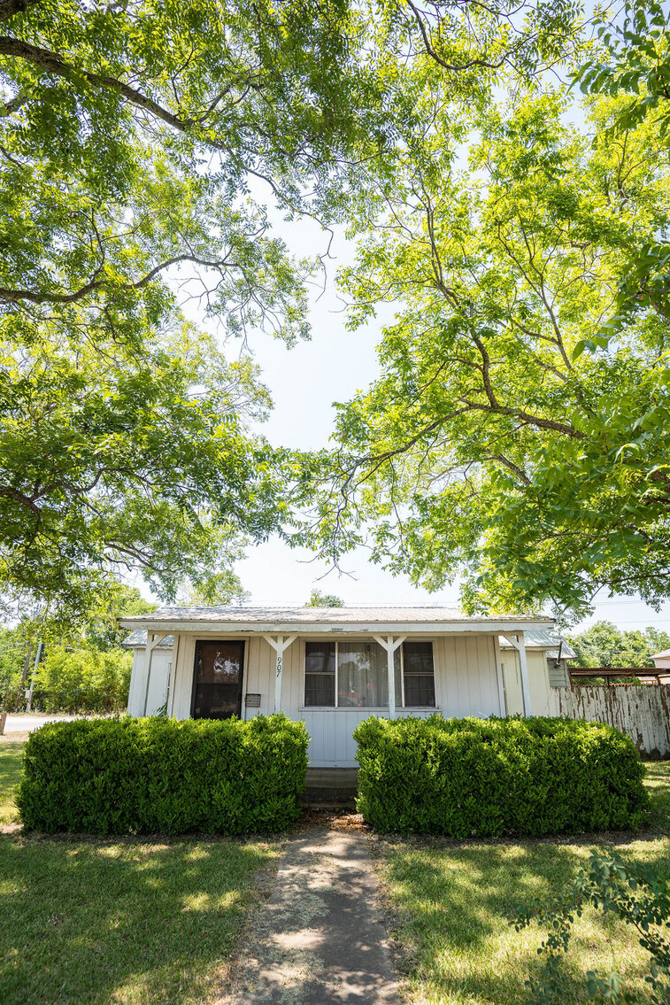 Image for Commercial Listing: 901, 905 and 907 College Street, Bastrop, TX 78602