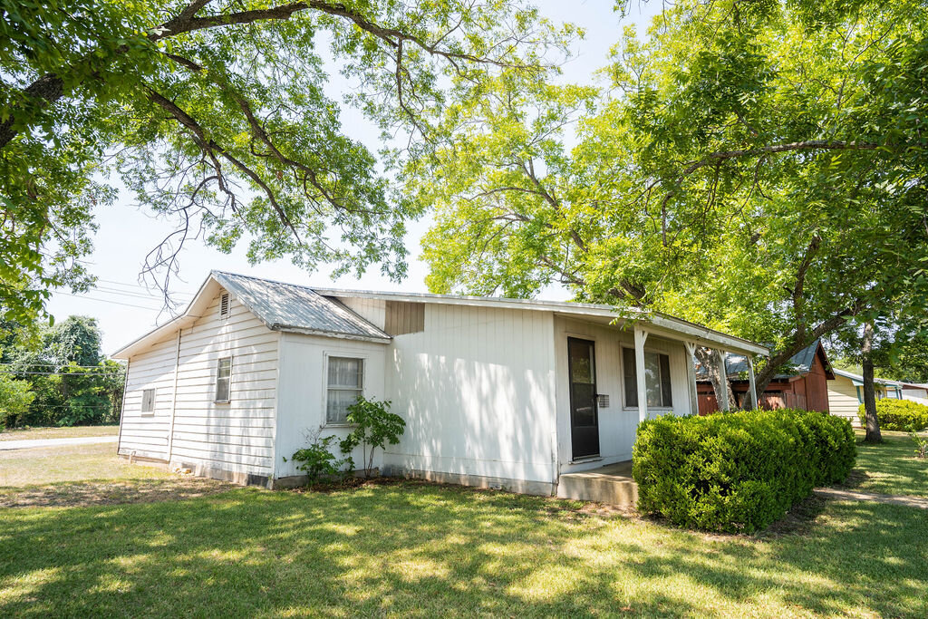 Image for Commercial Listing: 901, 905 and 907 College Street, Bastrop, TX 78602