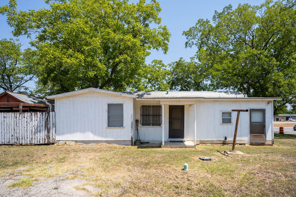 Image for Commercial Listing: 901, 905 and 907 College Street, Bastrop, TX 78602